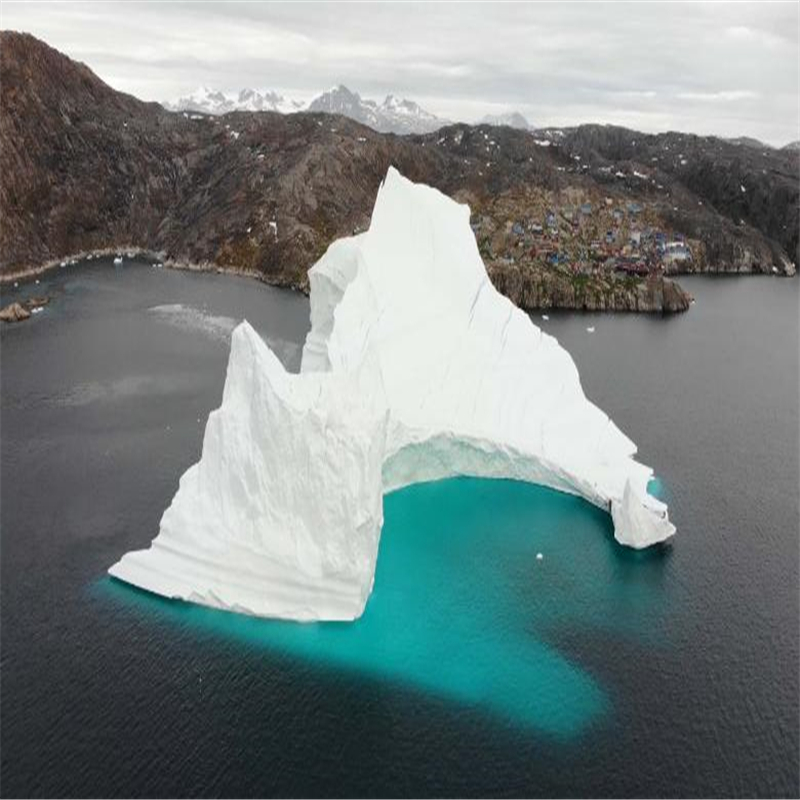 ビッグベンのような氷山はグリーンランドの村を脅かす